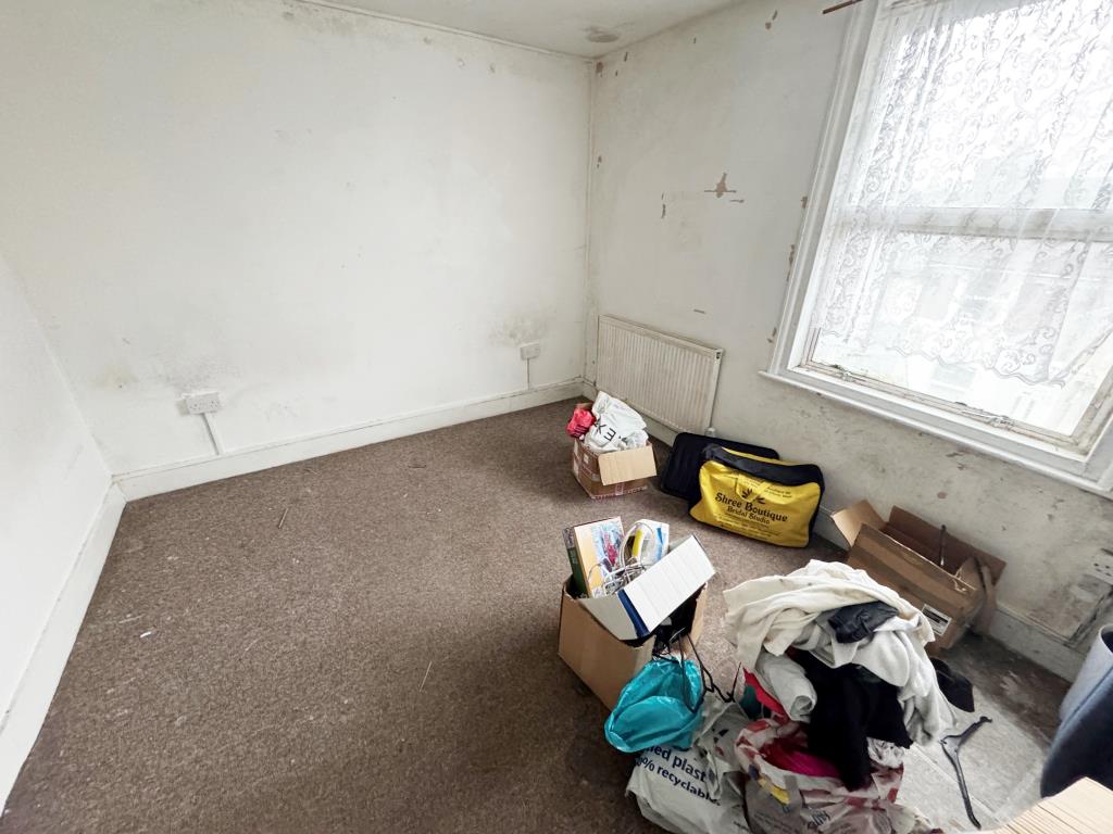 Lot: 136 - TERRACE HOUSE FOR IMPROVEMENT - Bedroom 1